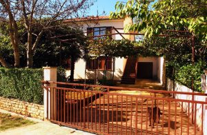  Denne enkelt og praktisk indrettede ferielejlighed ligger i et roligt område i byen Valbandon. I den smukke indhegnede have, står der en grill til rådighed, hvor i kan tilbringe mange hyggelige ti ...