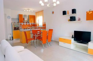  Denne flotte og ny-indrettede ferielejlighed ligger i en beboelsesejendom i byen Fazana. Lejligheden er indrettet med moderne og smagfulde møbler. På den flotte overdækkede terrasse kan i nyde mor ...