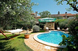  I det indre af Istrien ligger dette egnstypiske stenhus, som for nylig er blevet renoveret og omdannet til et feriehus. Huset har med sin blanding af rustik charme og moderne stil en helt speciel atm ...