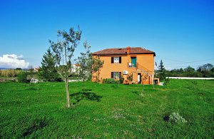  Enkelt men praktisk indrettet feriehus på en stor åben grund. Huset er i to etager som er forbundet med hinaden via en udvendig trappe. Huset ligger tæt på stranden. Der findes to børnecykler ve ...