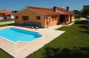 Forkæl jer selv med en dejlig og uforglemmelig ferie i dette skønne feriehus med tilhørende swimmingpool. Slap af på den dejlige terrasse eller på de nærliggende grus- og sandstrande i Rakalj o ...