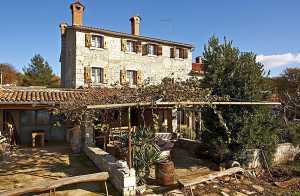  Denne skønne bolig fra år 1890 ligger i et roligt område. Den er beliggende i en skøn natur fyldt med mediterrane planter og blomster samt masser af frugter - et perfekt sted for børn at lege. N ...