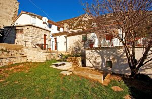  Disse skønne ferielejlighed ligger i Plomin's bugt. Der ligger et industriområde i nærheden, men lejlighederne er omgivet af grønt. Både studiolejligheden og lejligheder på anden etage er hygge ...