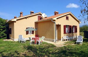  Dette for Istrien typiske stenhus, der for kort tid siden er blevet komplet renoveret, er garant for en hyggelig ferie. Til det velindrettede halve dobbelthus hører en dejlig terrasse og en herlig i ...