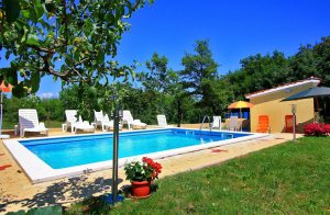  Disse hyggelige ferielejligheder (se også CIK247) ligger på 1. sal i et hus med en velplejet have. De naturskønne omgivelser lokker med vandre- og cykelruter. Ikke langt væk er der mulighed for a ...