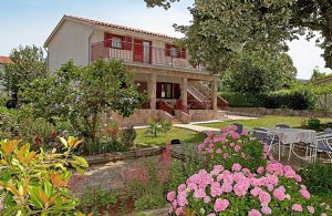  Dette smagfuldt indrettede feriehus byder på ideelle betingelser for en stor familie med børn. Ved huset er der en gynge, frugttræer, den private parkeringsplads og en stor eng. Huset består af t ...