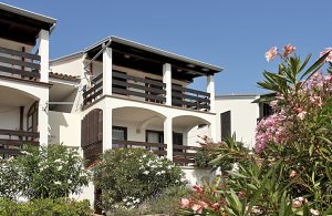  Denne lille by ligger lige ved havet og er kendt for sine vidunderlige strande og som et populært rejsemål for sejlfolk og dykkere. Her er det perfekte sted til en familieferie ved havet. Ferielejl ...