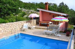  Flot og meget hyggeligt feriehus. Det er smagfuldt indrettet med en pejs, et flot køkken og en hyggelig stue. I den private gård ligger en udendørs swimmingpool, der er meget forfriskende på varm ...