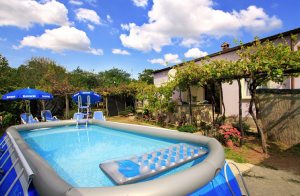  På en 1000 m2 stor, flot grund i en forstad til middelalderbyen Labin ligger dette rummelige og hyggelige feriehus. Til huset hører også en dejlig have, hvor feriens måltider let kan tilberedes p ...