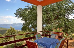 Ferielejlighed på en skråning højt over havet. Til trods for den rolige beliggenhed omgivet af mediterran vegetation ligger den i nærheden af mange interessante byer. Nyd den fantastiske havudsig ...