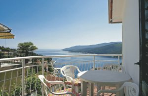 Denne rummelige og praktisk indrettede ferielejlighed med velholdt og indhegnet have befinder sig i turistområdet, Rabac. Den byder på en smuk panoramaudsigt. I nærheden finder I halvøens smukkes ...