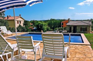 Dette dejlige feriehus er istandsat med respekt for den traditionelle byggestil og ligger i en lille landsby. Det er hyggeligt indrettet med en kombination af nye og traditionelle møbler. Huset har ...