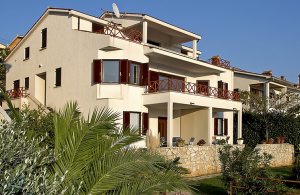  Moderne indrettede ferielejligheder med fantastisk havudsigt. Foran huset ligger en dejlige have, og en privat parkeringsplads. I nærheden ligger en skøn strand. Lang stejl trappe ned til stranden. ...