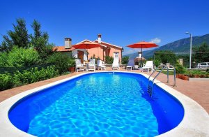  I den lille istriske landsby, Kozljak, ved foden af bjerget Ucka og langt væk fra masseturismen ligger dette dejlige feriehus. Her kan I holde en dejlig og afslappende familieferie. Besøg f.eks. de ...