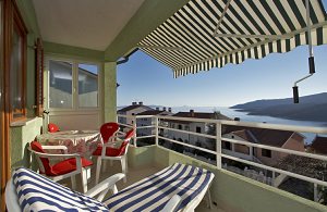  Denne dejlige og moderne indrettede ferielejlighed ligger i den meget attraktive lille by Rabac. Her finder I forskellige dejlige strande og et stort udbud af aktivitets- og underholdningsmuligheder. ...