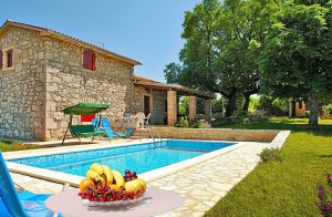  Dette dejlige og hyggeligt indrettede feriehus ligger på en meget stor grund. Den lille legeplads og den flotte swimmingpool byder på aktivitetsmuligheder for både børn og voksne. I har også mul ...