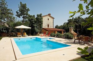 Begynd jeres drømmeferie i dette over 100 år gamle feriehus, der ligger på en stor grund og har en fantastisk swimmingpool, som I frit kan benytte. Huset er nænsomt renoveret for at bibeholde aut ...