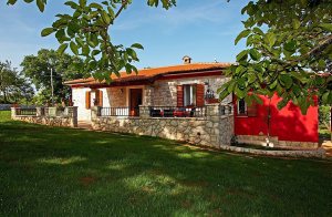  I en en lille Istrisk landsby med private huse, ligger dette smukke og fuldt renoverede sommerhus med swimmingpool. Huset er udstyret med nye træmøbler. Nogle er endda lavet i hånden. Huset er fun ...