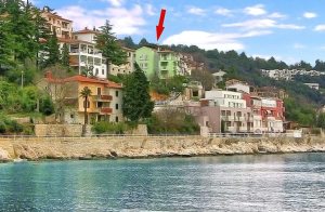  Ferielejlighederne ligger i den lile by Rabac. De er store, lyse og pænt indrettet og har en dejlig udsigt ud over bugten. Skønne grusstrande med krystalklart vand ligger bare få minutters gåtur  ...