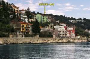  I den lille by Rabac ligger disse lyse og flot indrettede ferielejligheder med flot udsigt over bugten. God og fin kieselstrand med krystalklart vand i kort gåafstand fra lejlighederne. Besøg også ...