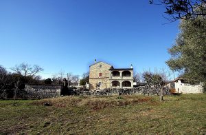  Dette smukke hus, der er bygget i traditionel Istrisk stil, ligger på en bakke ved den lille landsby Rakalj. Huset er tre etager højt og er hyggeligt indrettet. Fra huset er der en vidunderlig udsi ...