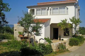  Dette to-etagers feriehus med fantastisk havudsigt, ligger på Istriens østkyst i en by ved navn Kavran. Huset er indrettet med nye moderne møbler, og hvert soveværelse har eget bad. I nærheden a ...