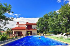  Herligt feriedomicil i rolige omgivelser i den lille by Kapelica i nærheden af Labin. Det består af to huse på samme grund ca. 15 m fra hinanden. Det største hus har 3 soveværelser, 2 opholdsrum ...