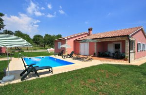  I en forstad til Labin ligger denne komfortabelt og hyggeligt indrettede ferielejlighed i stueetagen i et kvarter med enfamiliehuse. Til boligen hører en swimmingpool og en stor indhegnet grund. Dir ...