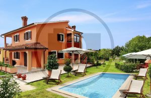  Dette enkelt, men meget hyggeligt indrettede hus er opdelt i to ferielejligheder, der hver har separate indgange. De ligger på en stor, frodig grund med swimmingpool (fra 2011) samt borde og bænke. ...