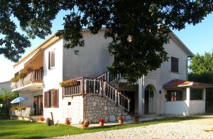  Enkle men praktisk indrettede ferielejligheder (se også CIK413). De ligger i et roligt område, kun 30 minutters kørsel fra de smukke strande i Rabac. Stor grund med masser af plads. ...