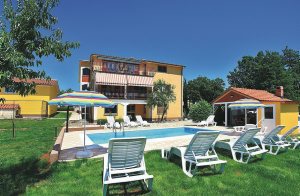  I Vine, en forstad til Labin, ligger denne hyggelige hus omgivet af en smuk og velholdt have. Den består af tre mindre lejligheder med separate indgange. En lejlighed er i kælderen, en anden på  ...