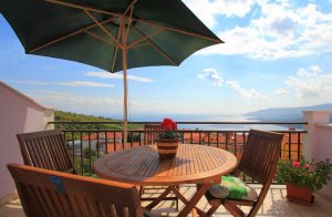  Dette praktiske rækkehus ligger i byen Rabac, hvorfra man har en flot udsigt ud over Kvarner bugten og den gamle bydel af Labin. Huset ligge i udkanten af byen i et grønt område. Rækkehuset best� ...