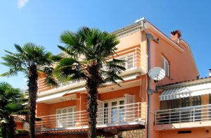  Denne praktisk indrettede ferielejighed ligger i vidunderlige middelhavs-omgivelser, kun 30 m fra en skøn strand, og Rabac's promenade. Fra terrassen er der en vidunderlig udsigt over Rabac's bugt.  ...