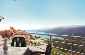  Denne nye og venligt indrettede ferielejlighed har en fabelagtig udsigt ud over det blå Adriaterhav. På 10 minutter til fods er I ved stranden, men bemærk dog, at Rabac ligger på en bakke, så hv ...