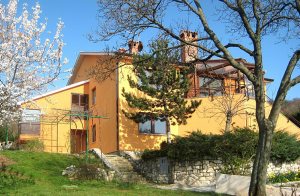  Dejlig og ny feriebolig i et flot hus i et villaområde. Boligen er moderne og praktisk indrettet med megen elegance og hygge. Ikke langt fra boligen ligger det kendte feriested Rabac og de flotteste ...