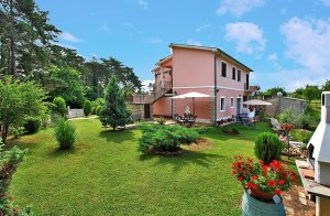  Her kan I tilbringe ferien i rolige, romantiske, grønne omgivelser i en lille landsby, samtidig med at I er tæt ved alle de spændende sommertilbud såsom dejlige strande, klart vand og et pulseren ...