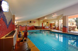  Moderne feriehus omgivet af herlig natur og en stor have. Det hyggeligt indrettede hus har meget at byde på både inde og ude. I huset er der tre soveværelser med hver sit tilhørende badeværelse, ...