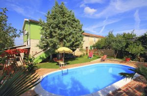 Denne meget pæne og rummelige ferielejlighed er kendetegnet ved en meget flot arkitektur med mange traditionelle detaljer. Den ligger i et smukt familiehus tæt ved den lille by Vodnjan og kun få m ...