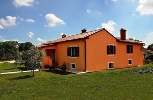  Denne praktiske ferielejlighed med udsigt ud over det enestående landskab består af to mindre lejligheder og er ideel for kulturinteresserede, der gerne vil udforske de mange seværdigheder i områ ...