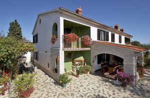  Dette rummelige og hyggelige feriehus har en pragtfuld beliggenhed på landet, der er ideel, hvis I vil vandre eller køre på mountainbike. I nærheden af feriehuset ligger der en kendt ranch, som t ...