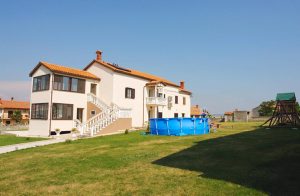  I den lille by Hrboki ligger dette feriehus med to lyse lejligheder, der er forbundet via en udendørs trappe. Lejlighederne er smagfuldt og komfortabelt indrettet. Her kan I slappe af langt fra stor ...