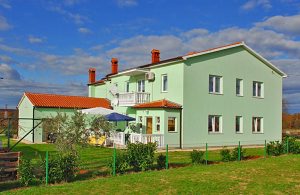  I den lille rolige by Valtura i nærheden af Pula ligger denne ferielejlighed. Den består af tre enheder, som er forbundet via en udvendig trappe. Flot pejs. To cykler til rådighed. Velegnet til en ...