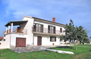  Denne to-etagers ferielejlighed er flot og smagfuldt indrettet og meget velegnet til længere ophold. Rolige omgivelser. Nær en bocciabane. Ved østistrigens mange grus- og stenstrande kan man nyde  ...