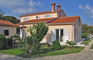 I en lille landsby på Istriens østkyst, der endnu ikke er blevet opdaget af masseturismen, ligger huset med disse to ferielejligheder, der udlejes sammen. Hver lejlighed har egen indgang og de er f ...