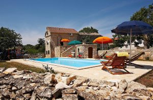  Dette dejlige dobbelthus i typisk istrisk stil ligger i en skøn have med mange fantastiske blomster og smukke gamle frugttræer. Huset er hyggeligt indrettet og ligger i et roligt naturskønt områd ...