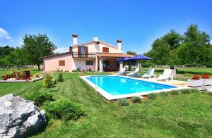 Dette vidunderlige, komfortable og luksuriøst indrettede feriehus med swimmingpool er en sand lille oase på istrien. I den dejlige, store og indhegnede have kan I dyrke sport eller nyde afslappende ...