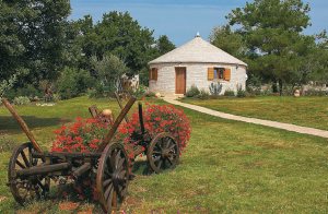  Dette spændende feriehus af sten er bygget i istrisk stil og har en hyggelig indretning. Den indhegnede have lover megen bevægelsesfrihed. Her kan I nyde freden og roen langt væk fra hverdagens st ...