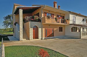  Denne dejligt indrettede ferielejlighed ligger i en grøn oase af mediterran vegetation. Ideelt område til gå- og cykelture. På denne egn finder man mange steder svampe og vilde asparges. Ideelt f ...