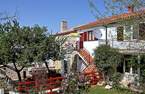  Dette rækkehus, der ligger omgivet af en smuk, indhegnet blomsterhave, er et ideelt udgangspunkt for spændende udflugter ind i landet eller besøg i byerne Pula eller Labin. ...