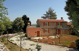 Vidunderligt, flot og hyggeligt indrettet stenhus med god komfort. Det er omgivet af en køn og stor have og har en meget rolig, fredelig og idyllisk beliggenhed. Skulle I få lyst til mere udadvendt ...